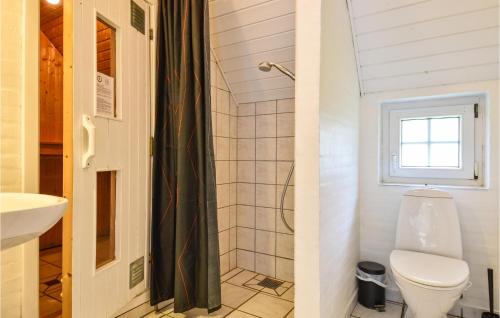 HusbyにあるBeautiful Home In Ulfborg With 6 Bedrooms, Sauna And Indoor Swimming Poolのギャラリーの写真