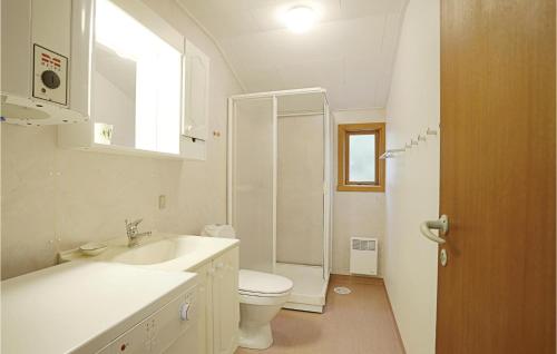 bagno bianco con servizi igienici e lavandino di Lrken a Bedegård