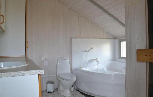 Et badeværelse på Amazing Home In Fan With Sauna