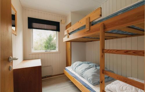 BedegårdにあるLrkenのベッドルーム1室(二段ベッド2台、窓付)が備わります。