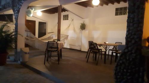 a patio with chairs and tables in a building at Hostal Villa Brisa in Ballenita