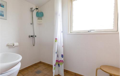 BjørnstrupにあるLovely Home In Kalundborg With Kitchenのバスルーム(トイレ、洗面台付)、窓が備わります。