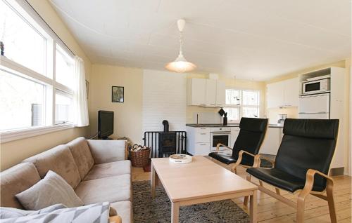 ein Wohnzimmer mit Sofa und Tisch in der Unterkunft Fyrreroden in Vester Sømarken