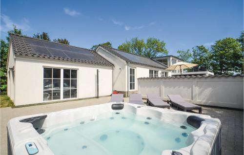 Bazén v ubytování Four-Bedroom Holiday Home In Vaggerlose nebo v jeho okolí