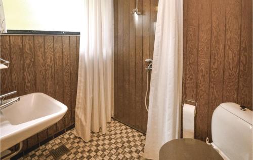 La salle de bains est pourvue de toilettes, d'un lavabo et d'une douche. dans l'établissement 3 Bedroom Awesome Home In Aabenraa, à Loddenhøj