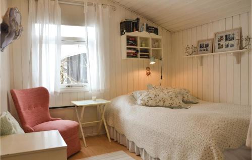 ホーンバックにある4 Bedroom Amazing Home In Hornbkのベッドルーム1室(ベッド1台、椅子、窓付)