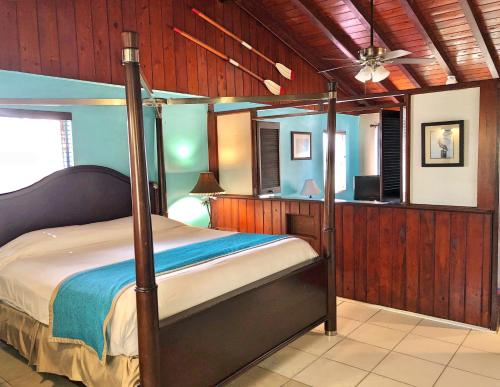 Voodi või voodid majutusasutuse The Pelican Key Largo Cottages toas