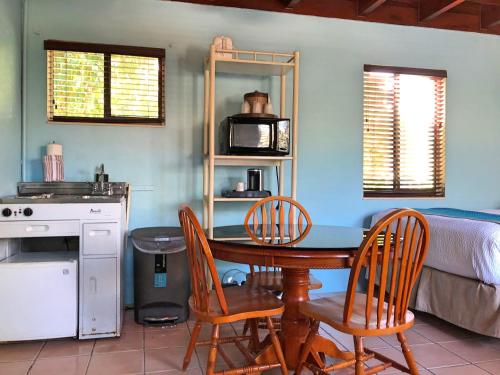 Kjøkken eller kjøkkenkrok på The Pelican Key Largo Cottages