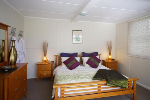 Un pat sau paturi într-o cameră la Healesville Apartments