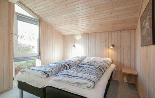 SaltumにあるAmazing Home In Saltum With Wifiの窓付きの木造の部屋のベッド1列