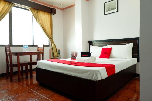เตียงในห้องที่ RedDoorz near Maribago Barangay Hall