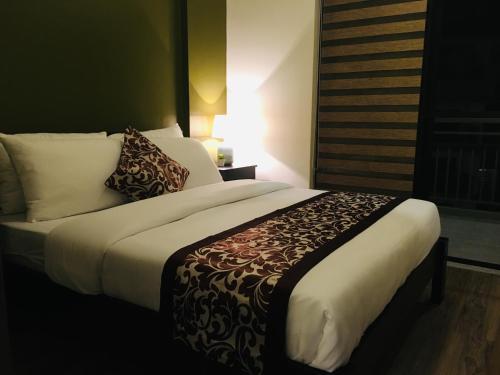1 dormitorio con 1 cama grande en una habitación en Bristle Ridge Residences - Oakhill, en Baguio
