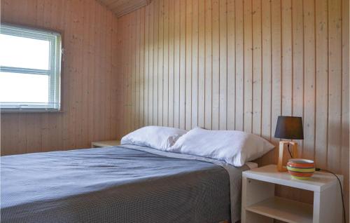 Postel nebo postele na pokoji v ubytování Cozy Home In Jgerspris With House Sea View