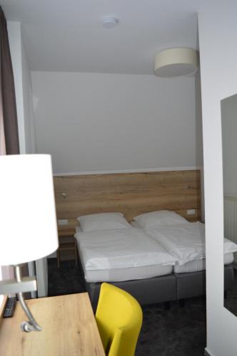 Una cama o camas en una habitación de Landgasthof Voltmer