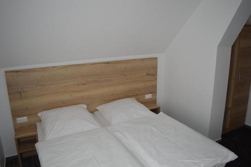 Una cama o camas en una habitación de Landgasthof Voltmer