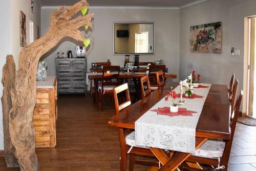 a dining room with a table and chairs at Kamaku Guesthouse cc in Otjiwarongo