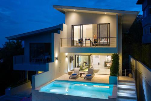 una casa con piscina di notte di Villa Palm Vista - Private-Pool, Luxury Villa near Bangrak Beach a Bophut