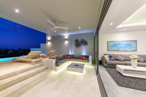un soggiorno con divano e tavolo di Villa Palm Vista - Private-Pool, Luxury Villa near Bangrak Beach a Bophut