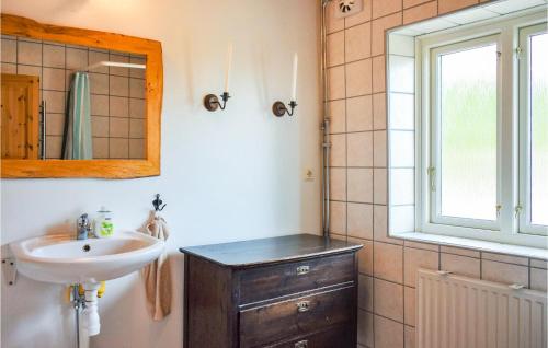 Salle de bains dans l'établissement Amazing Home In Ystad With Kitchen