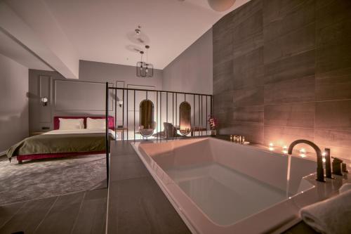 Postel nebo postele na pokoji v ubytování Boscovich Boutique Hotel