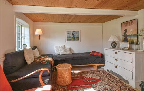 SønderhoにあるStunning Home In Fan With 2 Bedrooms And Wifiのリビングルーム(ソファ、ベッド付)