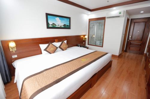 Een bed of bedden in een kamer bij Bảo Hân Hotel