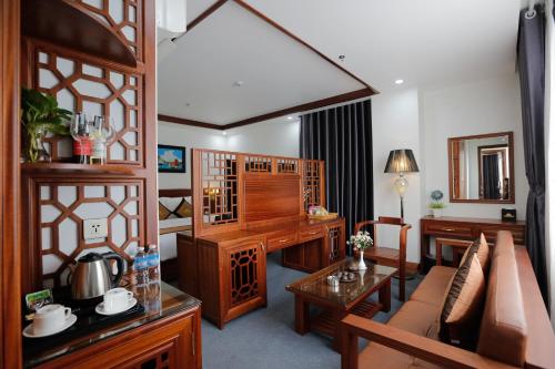 a living room with a couch and a table at Bảo Hân Hotel in Ha Long