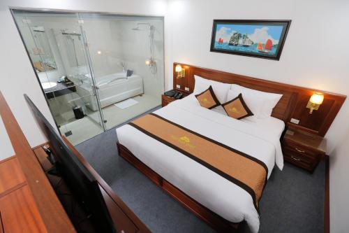 Een bed of bedden in een kamer bij Bảo Hân Hotel