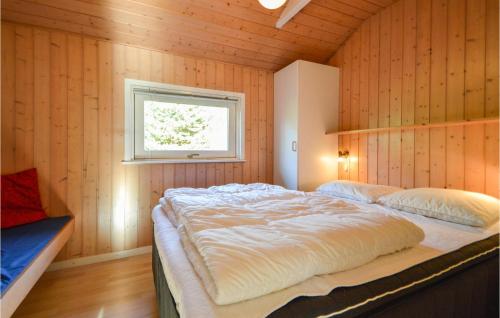 ロモ・キルケビーにあるGorgeous Home In Rm With Saunaの窓付きの客室の大型ベッド1台分です。