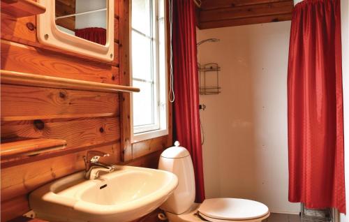 uma casa de banho com um lavatório, um WC e uma janela. em Beautiful Home In Ringkbing With Wifi em Klegod