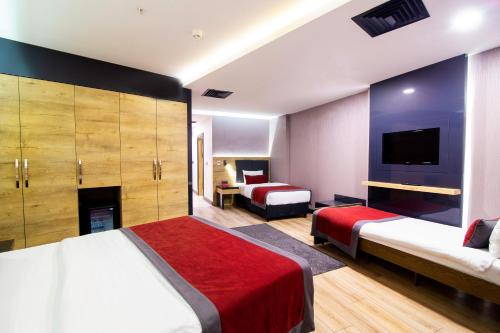 Postel nebo postele na pokoji v ubytování Ramada Encore by Wyndham Gebze
