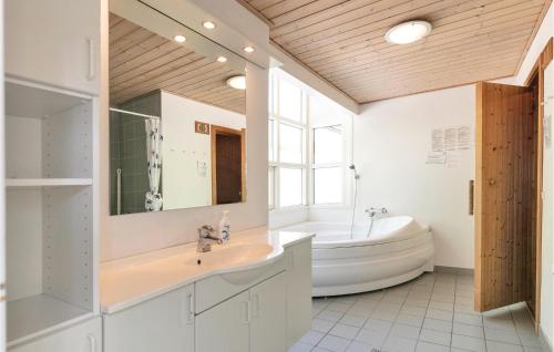 Ванная комната в Rubinsen Skovhuse