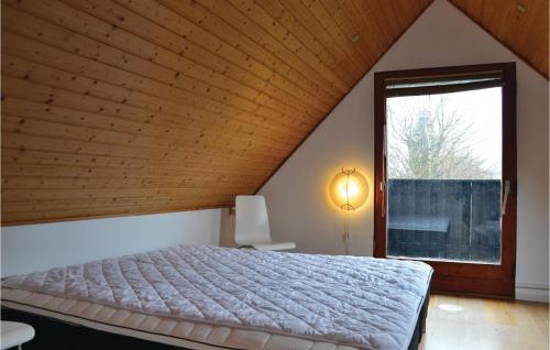 Un dormitorio con una cama grande y una ventana en Nice Home In Grsted With Outdoor Swimming Pool en Græsted