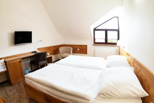 Cama ou camas em um quarto em Hotel Sluneční dvůr