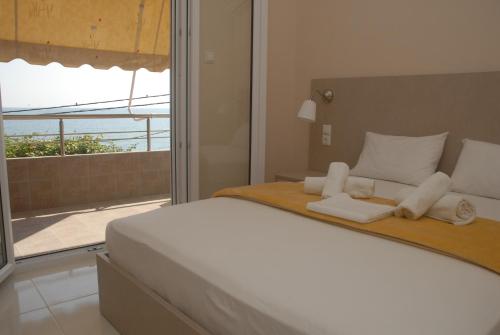 Кровать или кровати в номере Eleni Kandilari Rooms