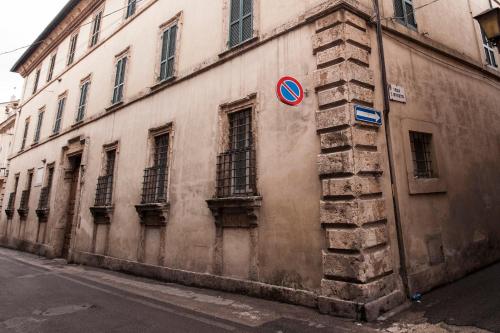 um edifício com um sinal na lateral em Garibaldi residence in Rieti em Rieti