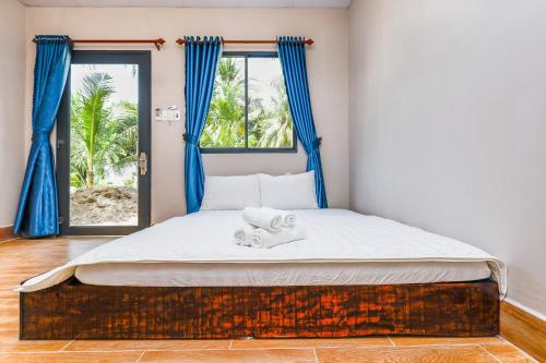 Postel nebo postele na pokoji v ubytování Local Beach Phu Quoc