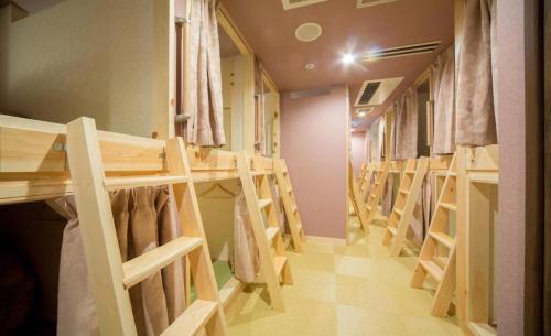 
Tempat tidur susun dalam kamar di HOSTEL WASABI Nagoya Ekimae
