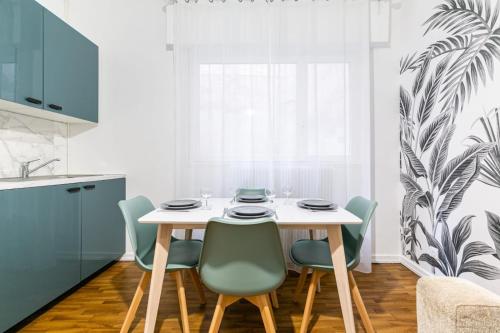 une salle à manger avec une table et des chaises dans l'établissement STRASBOURG HYPER CENTRE 2P de 30m2, à Strasbourg