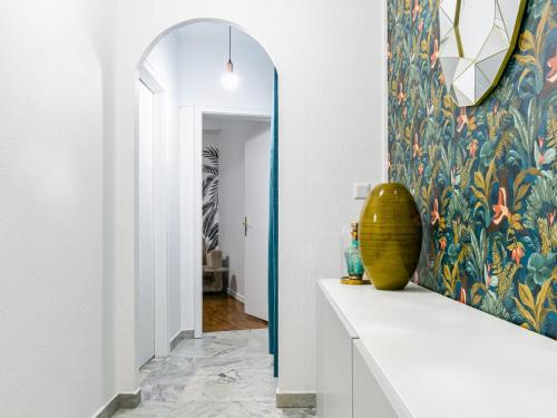 een hal met een spiegel en een vaas op een toonbank bij STRASBOURG HYPER CENTRE 2P de 30m2 in Straatsburg