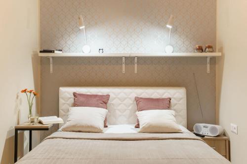 Un dormitorio con una cama con estantes encima. en Apartament GOLD Gardenia Dziwnów, en Dziwnów