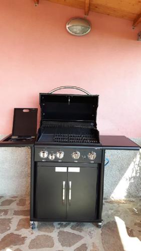 Kemudahan BBQ tersedia untuk tetamu di rumah percutian