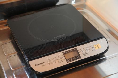 a cell phone sitting on top of a stove at 美濃田の淵キャンプ村 in Higashimiyoshi