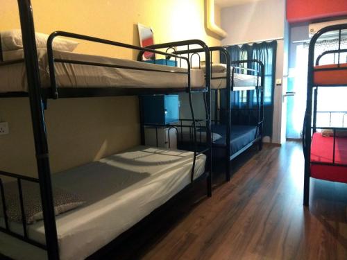 Poschodová posteľ alebo postele v izbe v ubytovaní Sandakan Backpackers Hostel