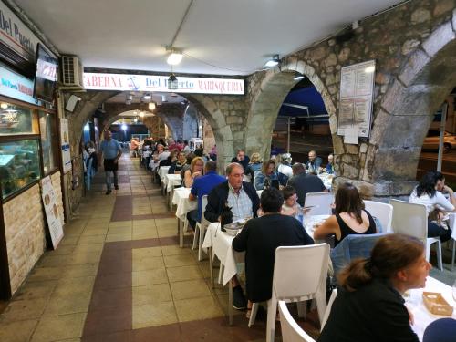 un groupe de personnes assises à table dans un restaurant dans l'établissement Hotel Canton, à San Vicente de la Barquera