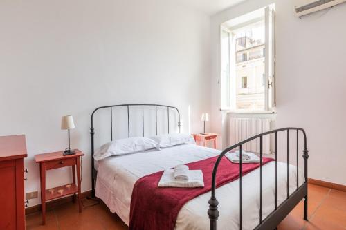 ein Schlafzimmer mit einem Bett mit einer roten Decke und einem Fenster in der Unterkunft The Right Place 4U Roma Campo de fiori Apartment La Quercia in Rom