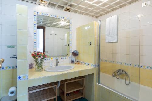 ein Bad mit einem Waschbecken und einer Dusche in der Unterkunft The Right Place 4U Roma Campo de fiori Apartment La Quercia in Rom