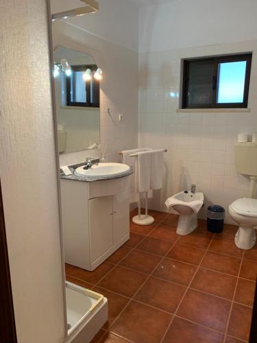 モンテモル・オ・ノボにあるMonte do Pacoのバスルーム(洗面台、トイレ、鏡付)