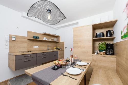 une cuisine avec une table avec des assiettes dessus dans l'établissement Apartment Macho, à Innsbruck