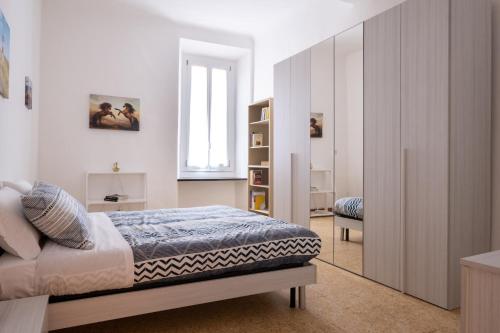 1 dormitorio con cama y espejo en Residence del Professore by Studio Vita, en Bolonia